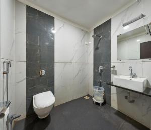ein Bad mit einem WC und einem Waschbecken in der Unterkunft Hotel Fortune Inn in Kolhapur