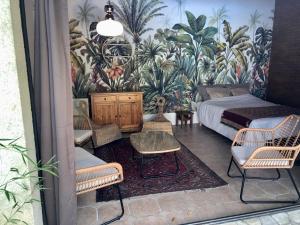 Imagen de la galería de TourTour in the Loire Valley poolside Chalet, en Saint-Avertin 12 fotos más