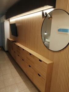 TV a/nebo společenská místnost v ubytování 2 bedroom large modern apartment in Blanes Old Town 50m from the beach! + 27 fotografií