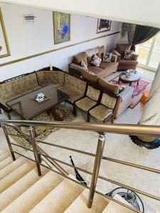 אזור ישיבה ב-Lovely Villa 5- bedroom with Overflow Pool with Nice Garden at Green Oasis Resort