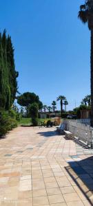 クプラ・マリッティマにあるCasa Luciaの背景のベンチや木々が植えられた公園