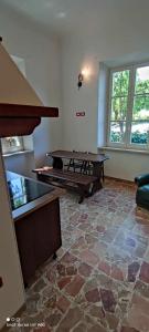 - un salon avec une table de ping-pong dans l'établissement Casa Lucia, à Cupra Marittima