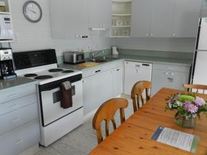 Virtuvė arba virtuvėlė apgyvendinimo įstaigoje Tofino Paddlers Inn