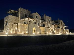 耶罗里明Monodendri Suites的一座在晚上有灯的大建筑