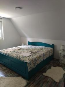 1 dormitorio con 1 cama azul en una habitación en Villa Hani, en Sarajevo