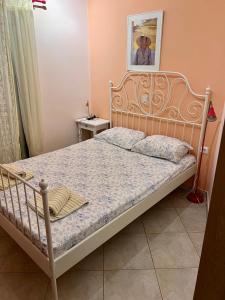 - une chambre avec un lit doté d'un cadre en bois dans l'établissement Amazing view Panorama Eretrias, à Eretria