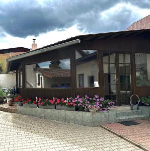 een huis met bloemen ervoor bij Penzion Arendel in Líšnice