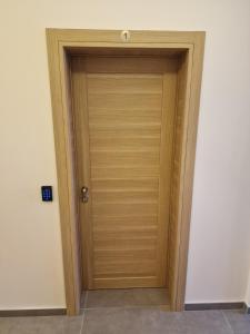 a wooden door with a knob on top of it at Vinarija Aleksandrović Rooms in Topola