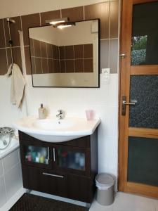 y baño con lavabo y espejo. en Chambre campagne uxelloise, en Uxeau
