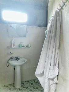 uma casa de banho com um lavatório e uma toalha branca em Thanh Xuan Homestay and Bungalow em Sa Pả