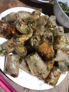 um prato de comida numa mesa com um prato de comida em Thanh Xuan Homestay and Bungalow em Sa Pả