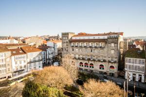 una vista aérea de una ciudad con edificios en Hotel Compostela en Santiago de Compostela