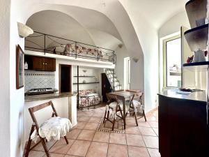 een keuken met een tafel en stoelen in een kamer bij Holidaycasa Lavinia - Luxury Sperlonga Suite in Sperlonga