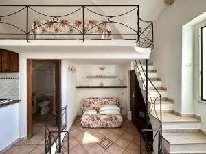 een slaapkamer in een huis met een stapelbed bij Holidaycasa Lavinia - Luxury Sperlonga Suite in Sperlonga