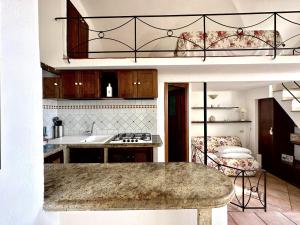 een keuken met een hoogslaper met een wastafel en een tafel bij Holidaycasa Lavinia - Luxury Sperlonga Suite in Sperlonga