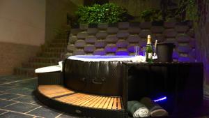 bañera de hidromasaje con mesa y algunas sillas en VILLA LUXURY LOS ANGELES, en El Espinar
