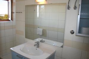 Ένα μπάνιο στο Mata Apartments +54 φωτογραφίες