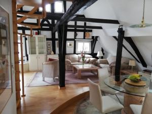 Posezení v ubytování Penthouse im historischen Fachwerkhaus mit grosser Dachterrasse an zentralster Lage
