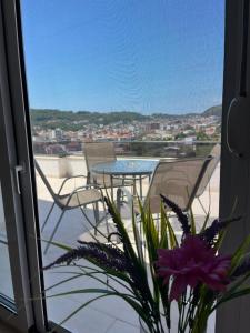 d'un balcon avec une table et des chaises offrant une vue sur la ville. dans l'établissement Demiri Rr, à Ulcinj