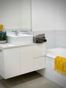 Ένα μπάνιο στο Adorable Modern 4 Br House WiFi & Parking