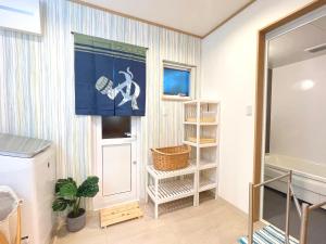 una camera con bagno dotato di lavandino e mensola di 白浜コンフォートファイブ a Shirahama