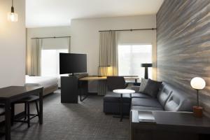 um quarto de hotel com um sofá e uma cama em Residence Inn by Marriott Jonesboro em Jonesboro
