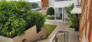 トリバンドラムにあるElegant-cozy studio Apartmentの建物の横に植物のあるアパートメント