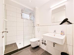 Ένα μπάνιο στο RAJ Living - 1 or 3 Room Apartments with Balcony - 20 Min Messe DUS & Airport DUS