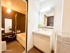 un bagno con lavandino, doccia e vasca di Z Apart ment 大阪通天閣玩具街旅居 ad Osaka Altre 37 foto