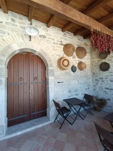 GesualdoにあるAgriturismo Torre Gialluiseの大きな木製のドアと椅子が備わる客室です。