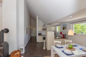 een keuken en een woonkamer met een tafel en een fornuis bij Ferienwohnung W16 3 S in Graal-Müritz