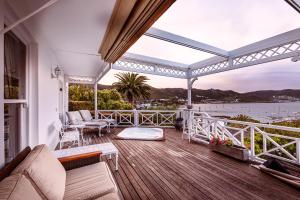 - une terrasse couverte avec moustiquaire offrant une vue sur l'eau dans l'établissement Regatta View - Simon's Town, au Cap