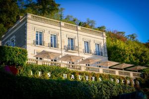 un bâtiment blanc avec un panneau devant dans l'établissement Hotel Les Hautes Roches, à Rochecorbon