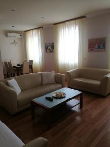 ein Wohnzimmer mit 2 Sofas und einem Couchtisch in der Unterkunft App Luca in Rijeka
