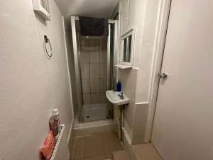 Kamar mandi di 4 Double Bed Family Home 15 mins from Central Ldn