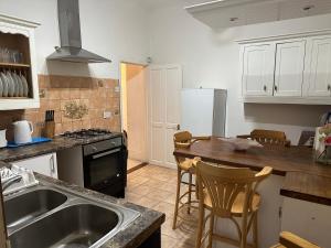 Dapur atau dapur kecil di 4 Double Bed Family Home 15 mins from Central Ldn