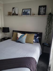 - une chambre avec un lit et des oreillers dans l'établissement New apartment 3 min to Sovereign Hill & Wildlife Park, à Ballarat