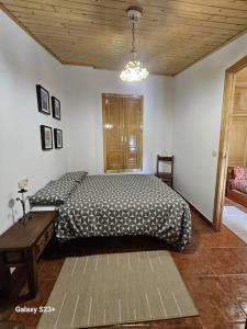 ein Schlafzimmer mit einem Bett und einer Holzdecke in der Unterkunft Casa Lina VUT OR 000784 in Allariz