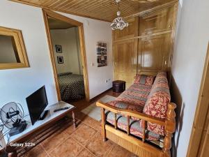 1 dormitorio con 1 cama y TV en Casa Lina VUT OR 000784, en Allariz