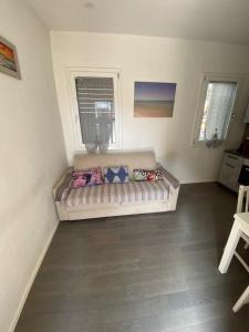 - un canapé blanc dans une chambre avec fenêtre dans l'établissement Momy's House, à San Donà di Piave