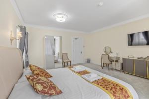 Biała sypialnia z łóżkiem i kuchnią w obiekcie The Drake Hotel Plymouth w mieście Plymouth