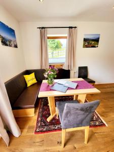 ein Wohnzimmer mit einem Tisch und einem Sofa in der Unterkunft Schickster Mountain Lodge in Unterweidach