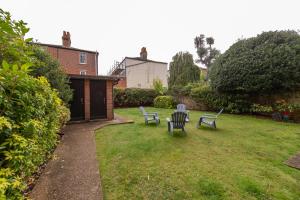 a yard with two chairs and a couple of chairs at Solent Court in Portsmouth