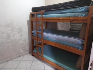 a group of bunk beds in a room at lugar do descanso in Juqueri-Mirim +43 photos