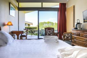 una camera con letto e balcone di Le Relais Saint Michel a Le Mont Saint Michel