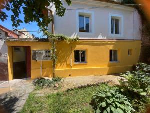 une maison jaune et blanche avec dans l'établissement Juno, à Sibiu