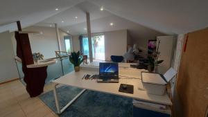 een bureau met een laptop op de kamer bij Flaghouse in Calheta