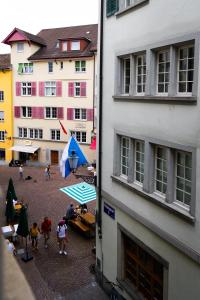 um grupo de pessoas andando em um pátio entre dois edifícios em Goethe House in old town Zürich em Zürich