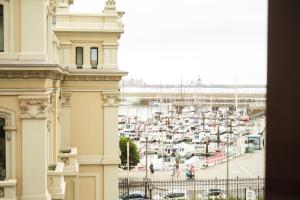 uma vista para uma marina com um grupo de barcos em Hotel Don Manuel em Gijón