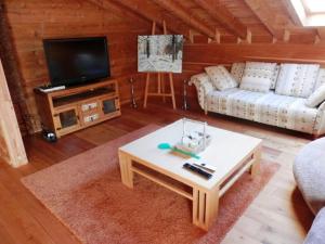 ein Wohnzimmer mit einem Sofa und einem Couchtisch in der Unterkunft Chalet Mund in Mund